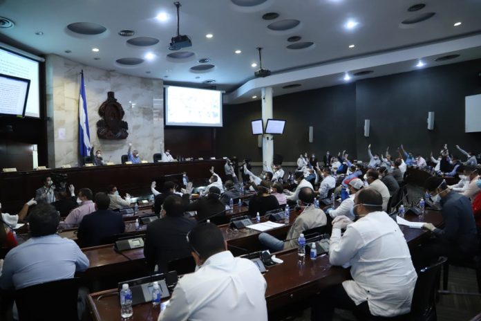 bajo estrictas medidas de seguridad para evitar el contagio del COVID-19 entre los diputados.