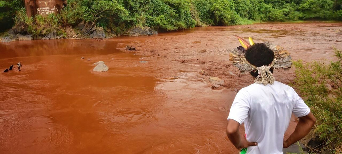 Persona de rasgos indigenas viedo un río