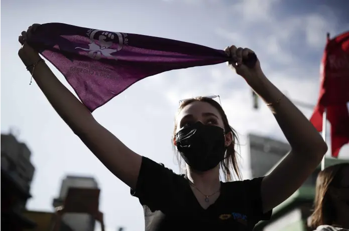 Mujer con pañuelo feminista