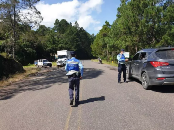 Policías controlando tránsito