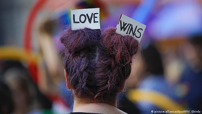 Foto: Persona con rótulos en el cabello que indican "Love wins"