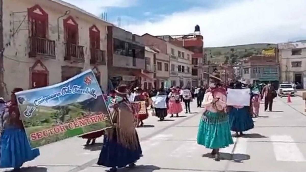 Personas en calles de Perú