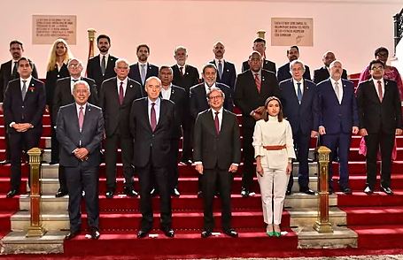 Grupo de personas diplomaticas posando para fotografía