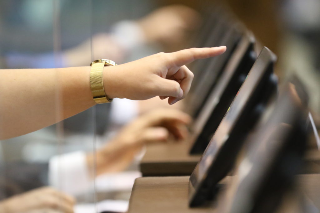 mano se&ntilde;alando computador