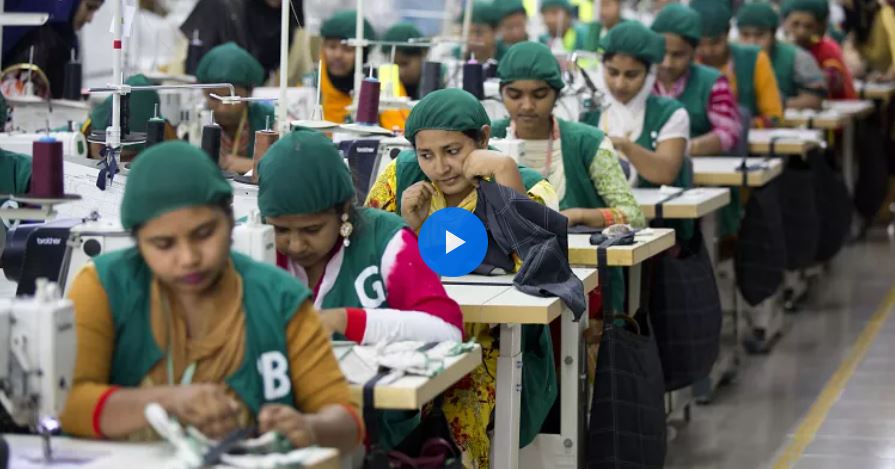 Mujeres trabajando con máquinas de coser