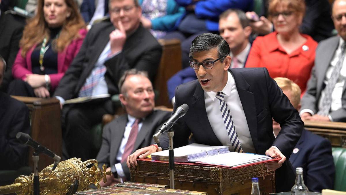 Hombre dando discurso en Atril