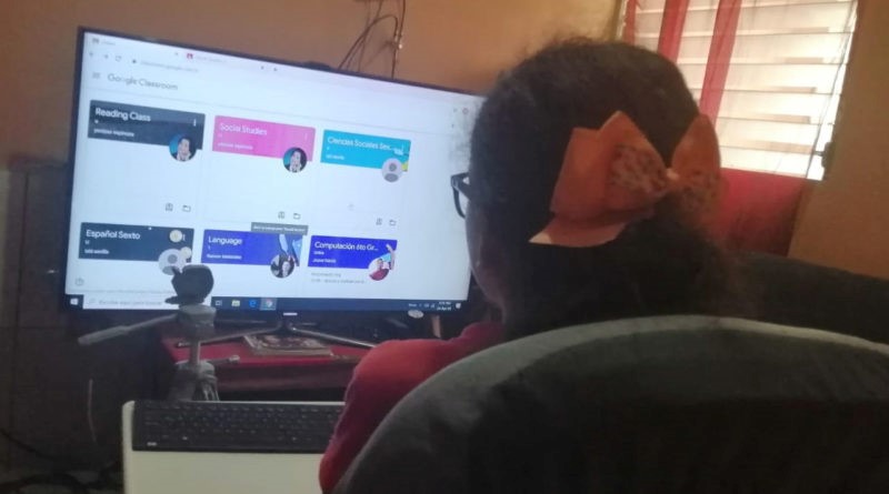 Ni&ntilde;a mirando la computadora