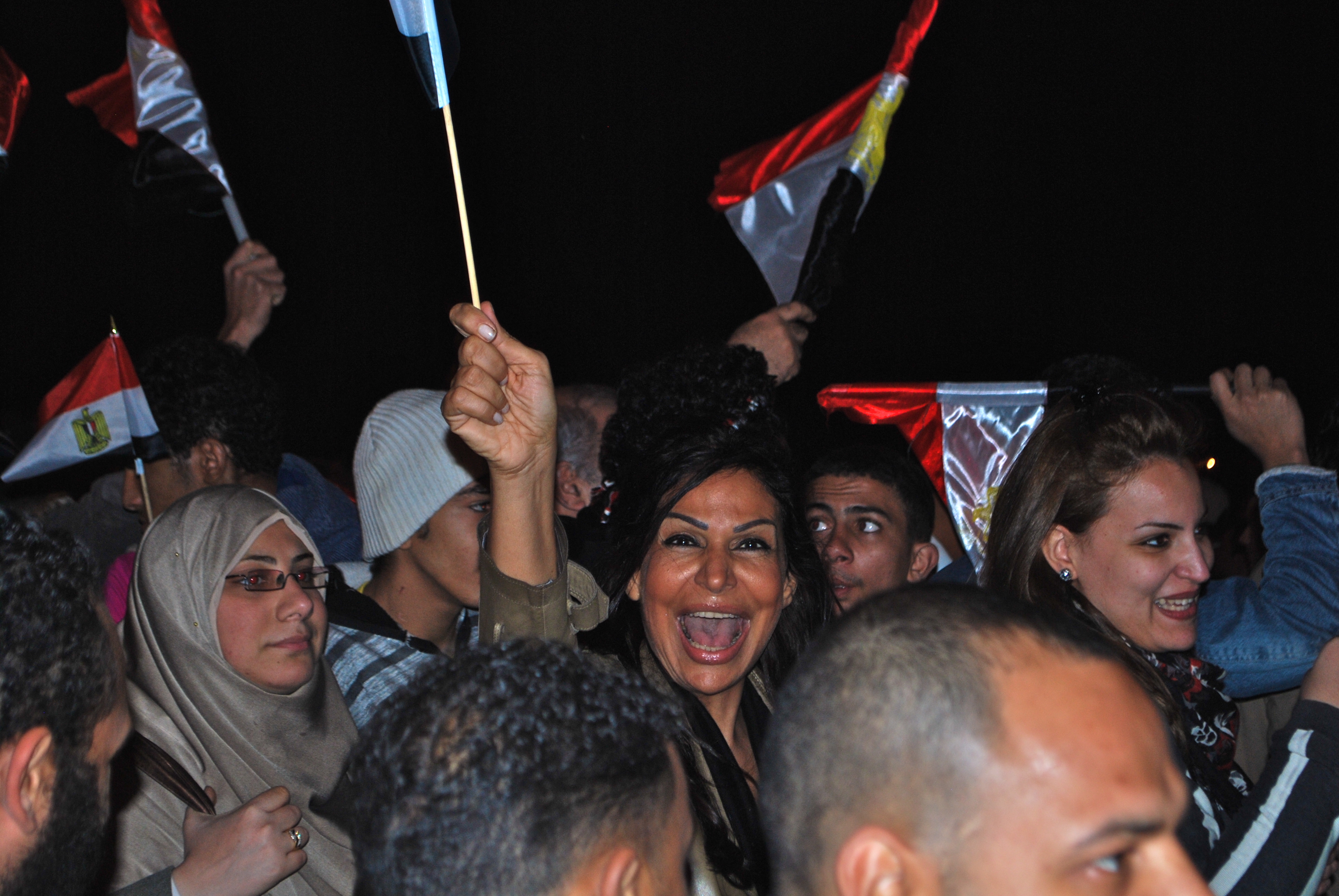 grupo de personas celebrando con banderas de Egipto