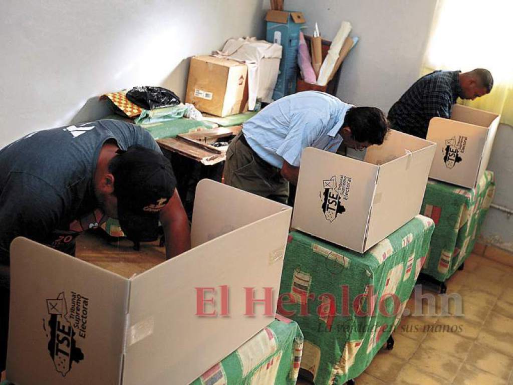 Personas ejerciendo el voto