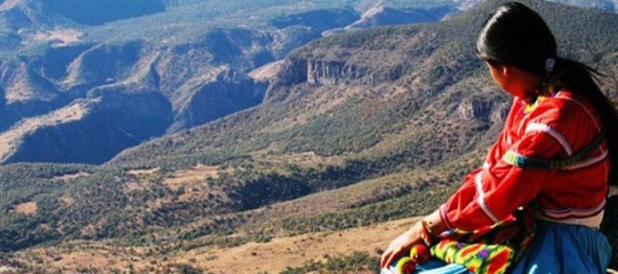 Mujer yanqui viendo hacia la montaña