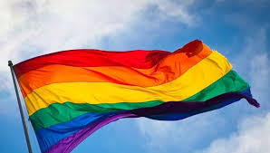 Bandera del Movimiento LGTBIQ ondeando