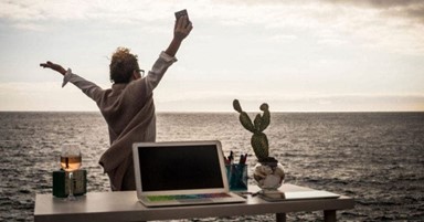 Hombre utilizando computadora frente al Mar