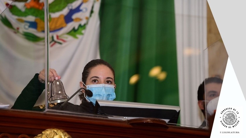 Mujer en Curul dando un discurso