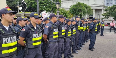 Grupo de personas con uniforme de policía