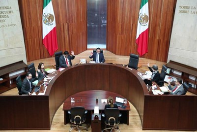 Grupo de personas reunidas en una sala de discusión