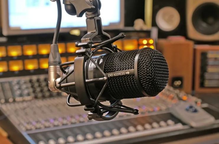 microfono en una centro de grabaci&oacute;n