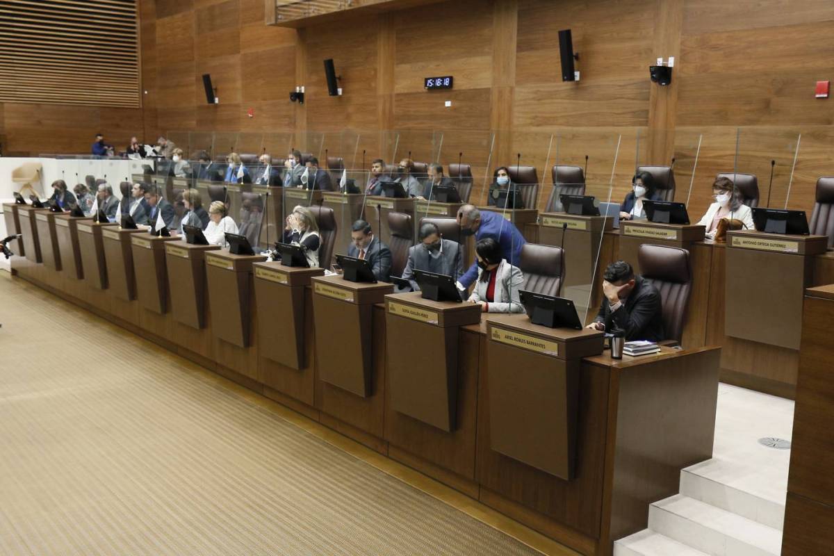 Fotografiá de frente de los miembros de la Asamblea Legislativa