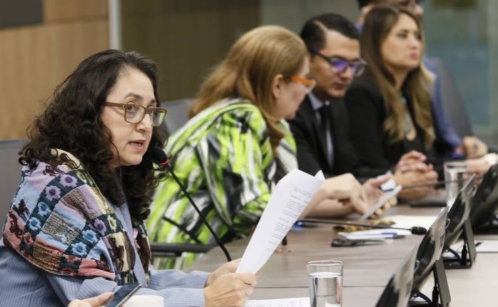 personas en mesa de discusi&oacute;n