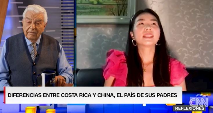 Presentador entrevista virtualmente sobre las jornadas laborales a jovén costarricense que se encuentra en China
