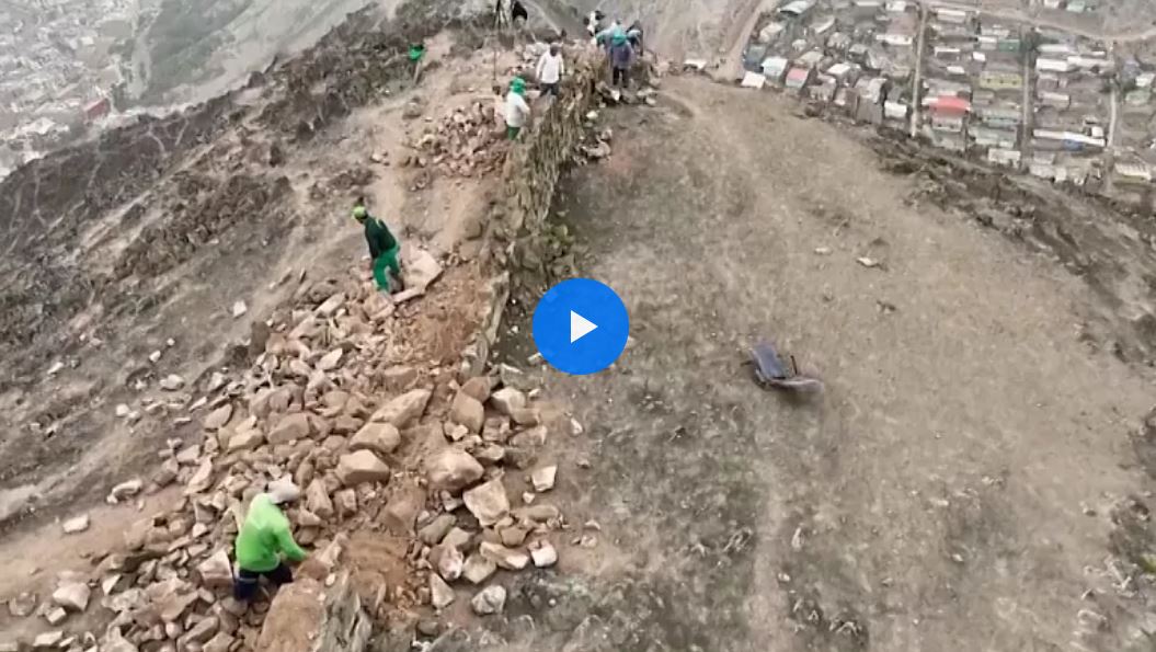 Personas realizando la destrucción del Muro