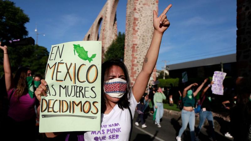 Mujer con pancarta en manifestación