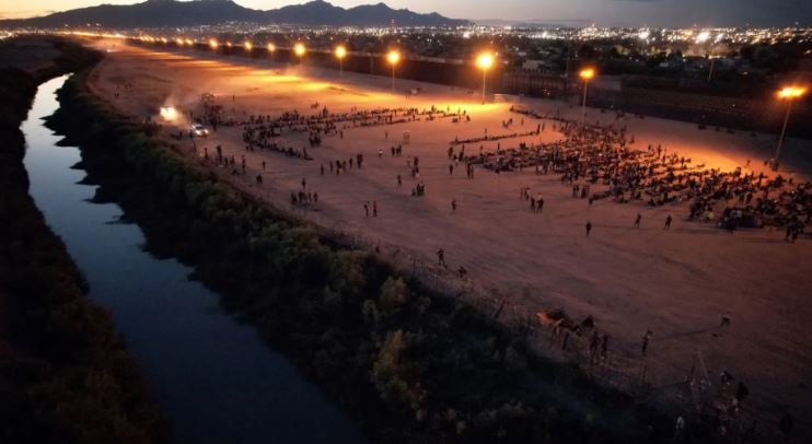 imagen de personas al rededor de un r&iacute;o
