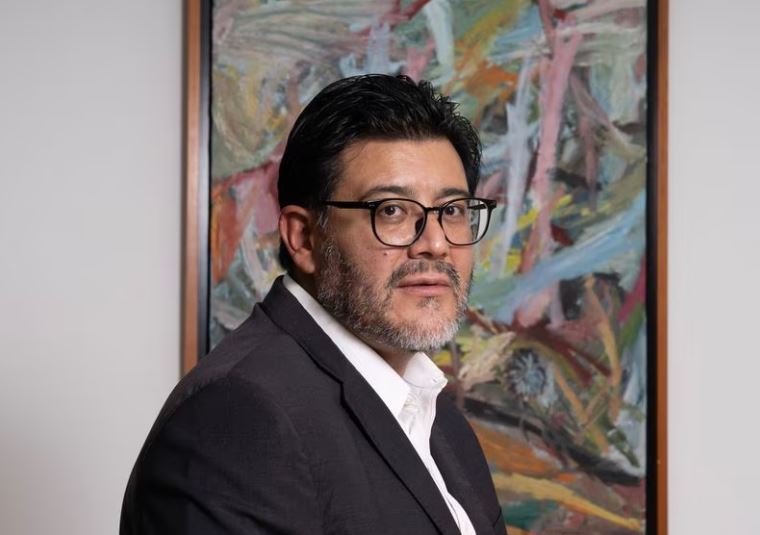 Hombre mirando a la c&aacute;mara