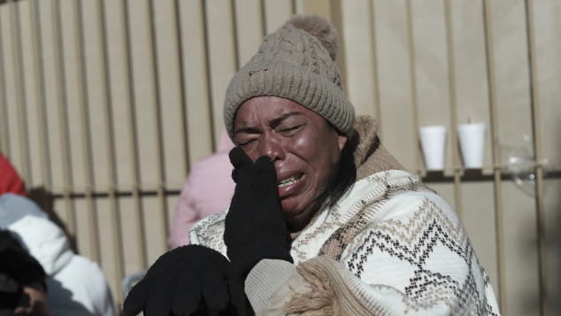 Margelis Tinoco, una migrante colombiana de 48 años, rompe en llanto después de que su cita por CBP One fue cancelada en el puente internacional Paso del Norte de Ciudad Juárez, México, limítrofe con Estados Unidos, el lunes 20 de noviembre de 2025, el día de la toma de posesión del presidente estadounidense Donald Trump