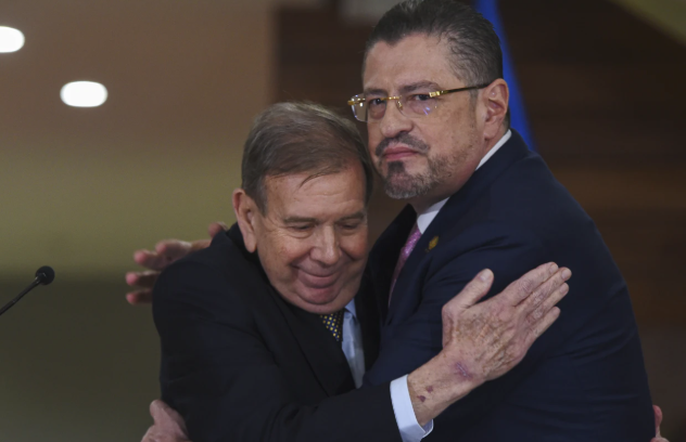 Líder opositor venezolano Edmundo González, en un abrazo con el presidente costarricense Rodrigo Chaves, despues de una conferecia de prensa en el palacio presidencial en Costa Rica.