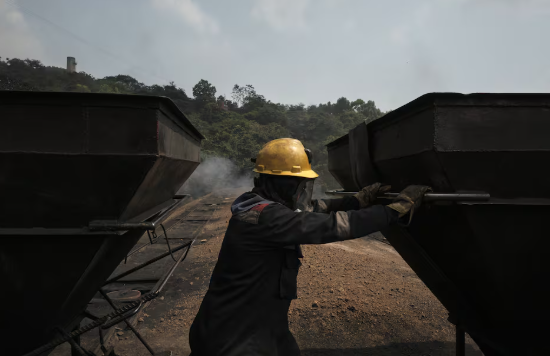 Un obrero trabaja en una instalación de Carbomax, en el departamento de Santander, Colombia, en 2023.