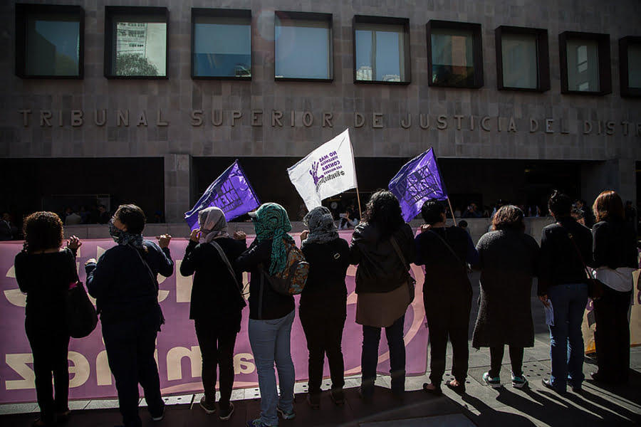 Diez mujeres protestando ante un Tribunal Superior de Justicia