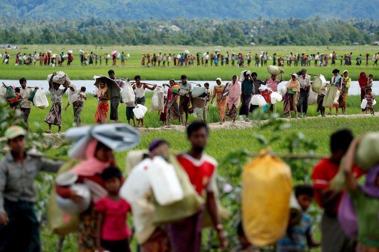 Refugiados cruzando desde Myanmar hacia Bangladesh