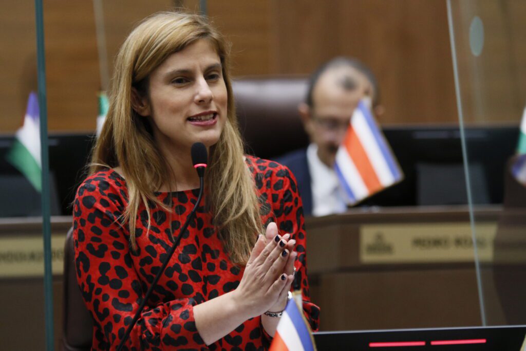 Mujer dando discurso en Curul legislativo