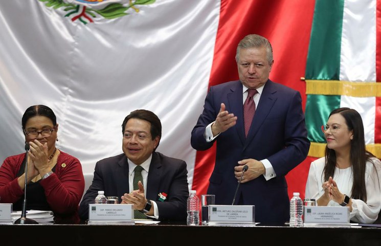 El ministro presidente de la SCJN, Arturo Zaldívar (c,der) durante su encuentro con diputados