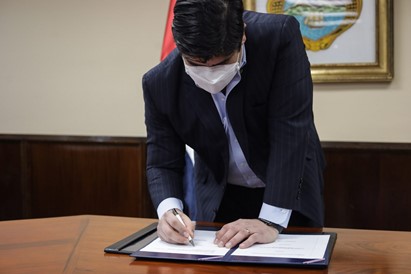 Fotografía de Carlos Alvarado Firmando ley