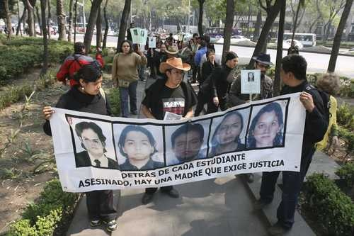 Imagen de Protesta ante la embajada de Colombia en M&eacute;xicoen febrero de 2009, para exigir justicia por los estudiantes mexicanos asesinados en Sucumb&iacute;os, Ecuador.