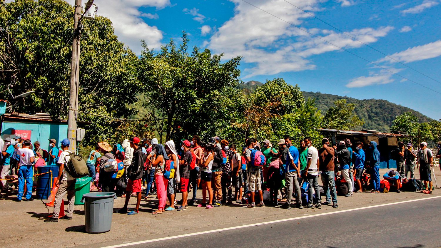 Migrantes venezolanos en una carretera en Cúcuta (Colombia)