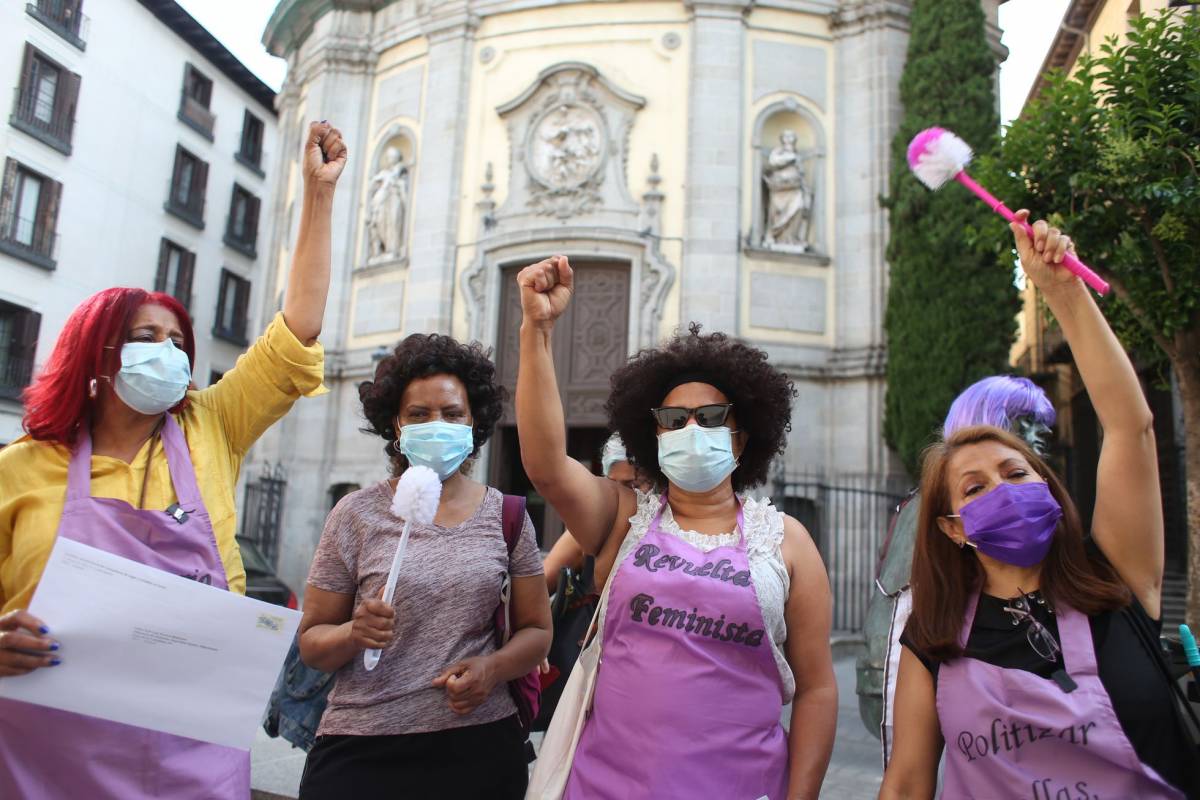 Cuatro mujeres en manifestación