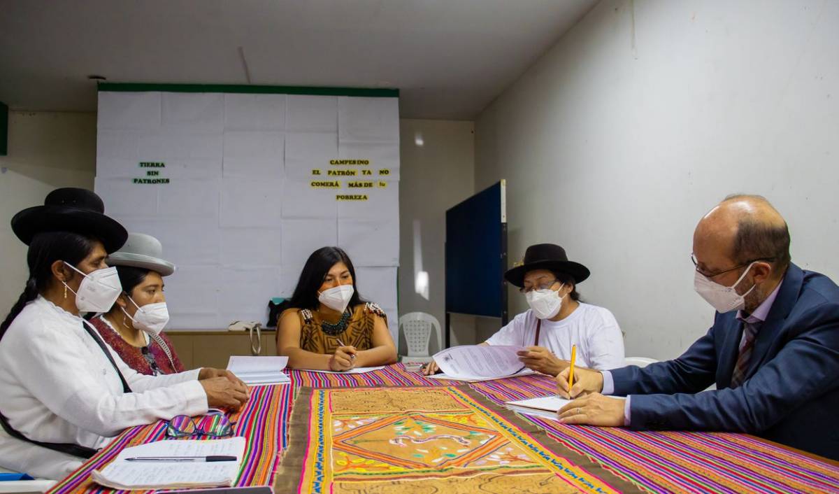 Reunión de cinco personas en una sala