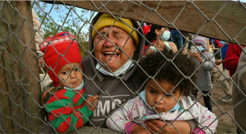 Mujer llorando con dos niños en brazos