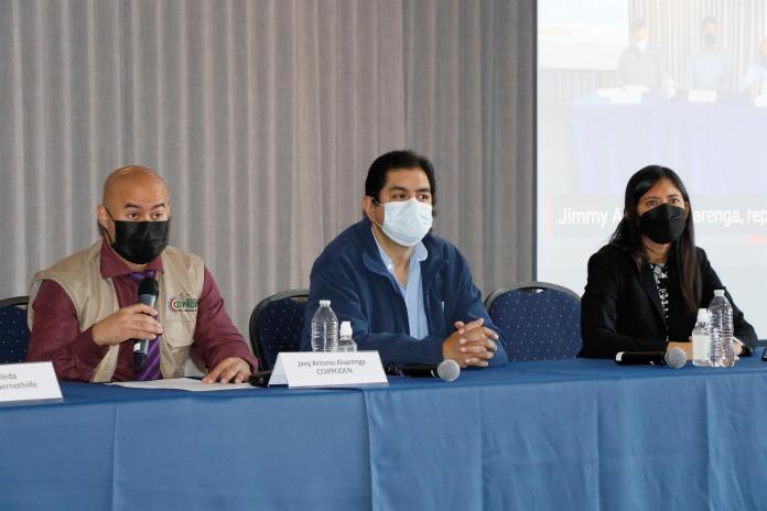 Tres personas en una mesa