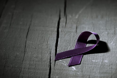 Lazo color morado de la violencia de género