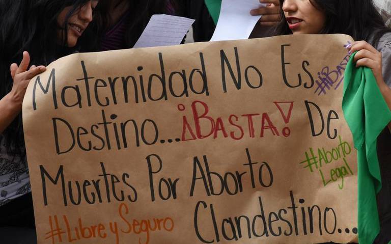 Mujeres muestran pancarta a favor del aborto