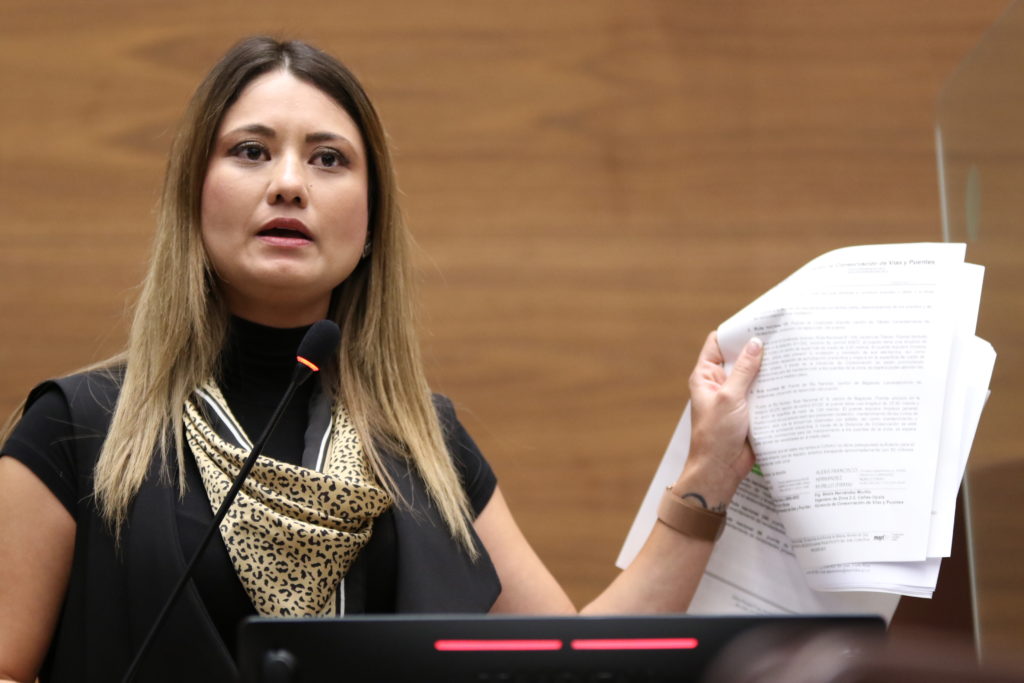 Mujer dando discurso y sosteniendo hojas