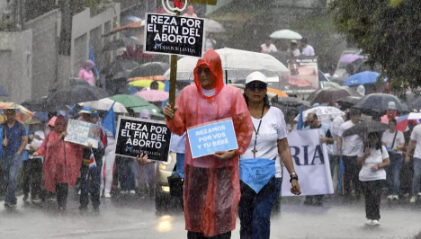 Católicos costarricenses participan en una marcha que se dirige a la Corte Interamericana de Derechos Humanos (CIDH) para protestar contra el aborto, en San José, Costa Rica