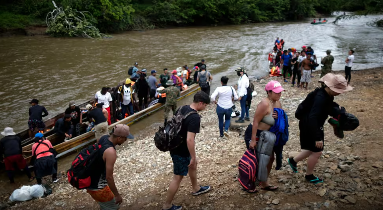 Migrantes cruzando el Darién