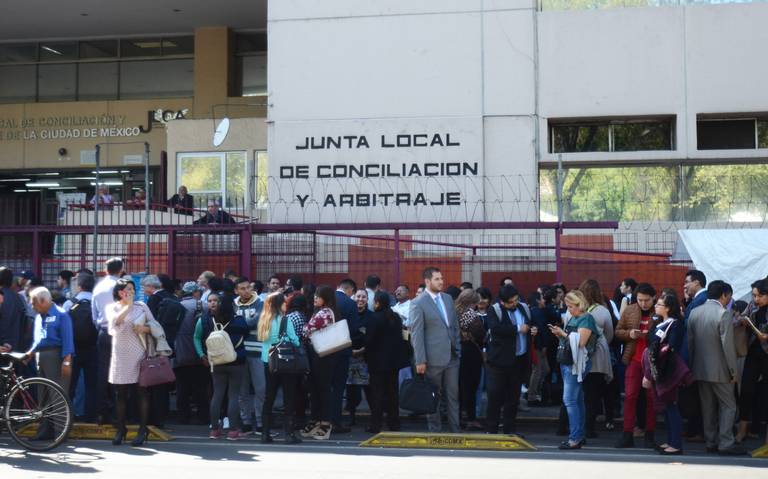 Personas haciendo fila fuera de la Junta Local de Conciliación y Arbitraje