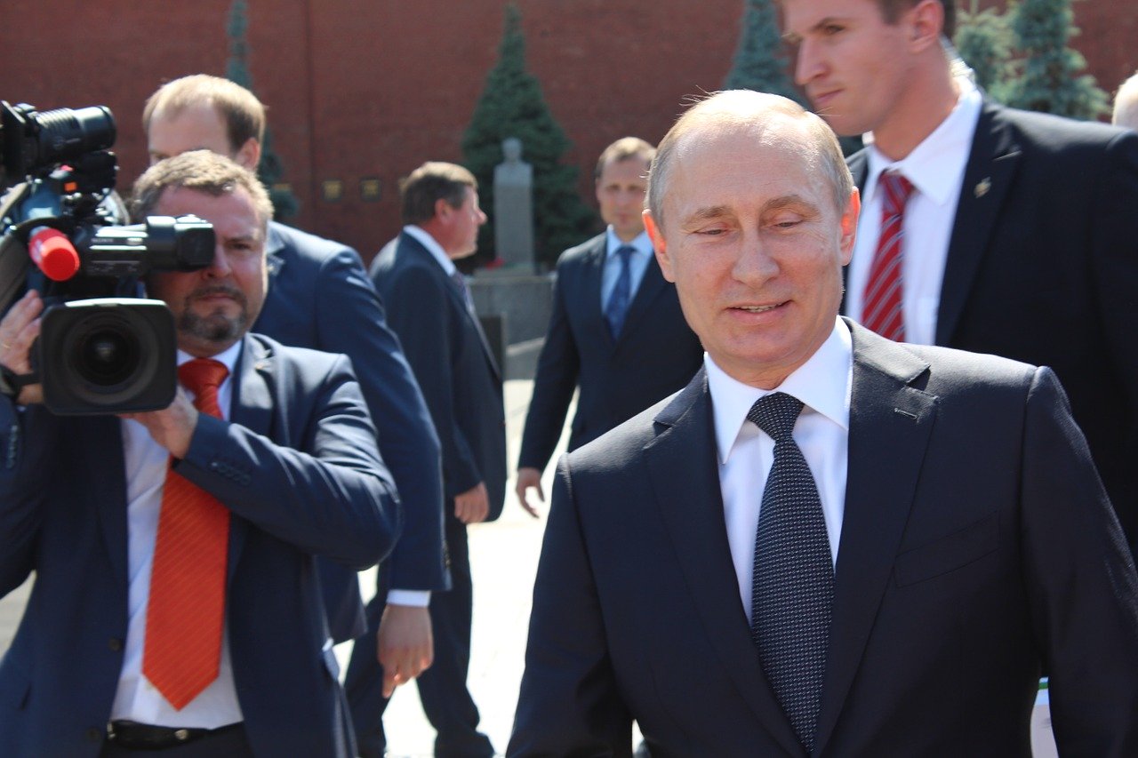 Presidente Vladimir Putin caminando frente a cámaras