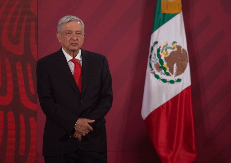 Presidente Lopez Obrador frente a bandera de México