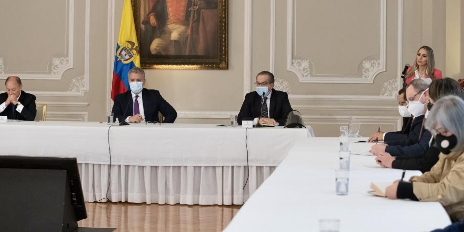 Mesa en U donde hay 7 personas